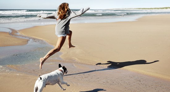 Vrouw met hond op het strand campagne 2020
