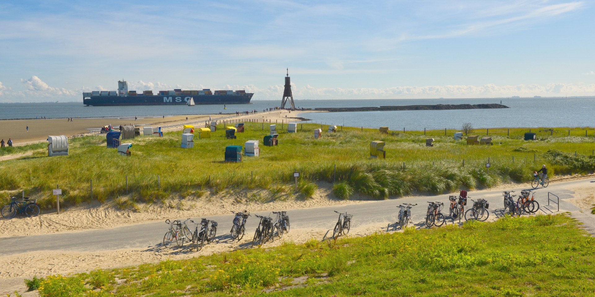 Landschap aan de Elbe bij Cuxhaven-Döse met Kugelbake, containerschip, fietsen en strandstoelen., © TMN/Dieter Schinner