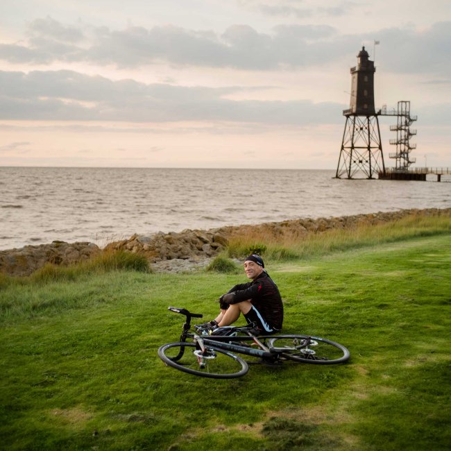 Racende fietser voor de vuurtoren van Obereversand, © Cuxland-Tourismus