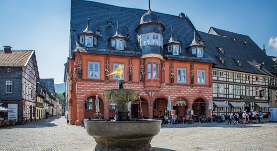 Kaiserworth in Goslar met de marktfontein op de voorgrond, © GOSLAR marketing gmbh / Stefan Schiefer