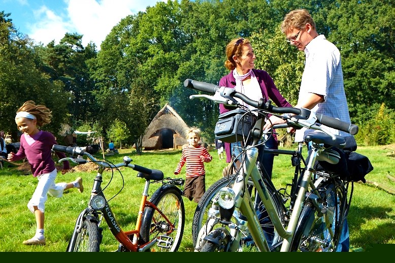 Familie met fietsen op de boerderij uit de Bronstijd, © Grafschaft Bentheim Tourismus e.V./ Schubert