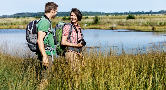 Wandelen met een paar in Emsland, © Naturpark Hümmling