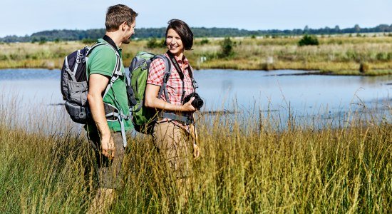 Wandelen met een paar in Emsland, © Naturpark Hümmling