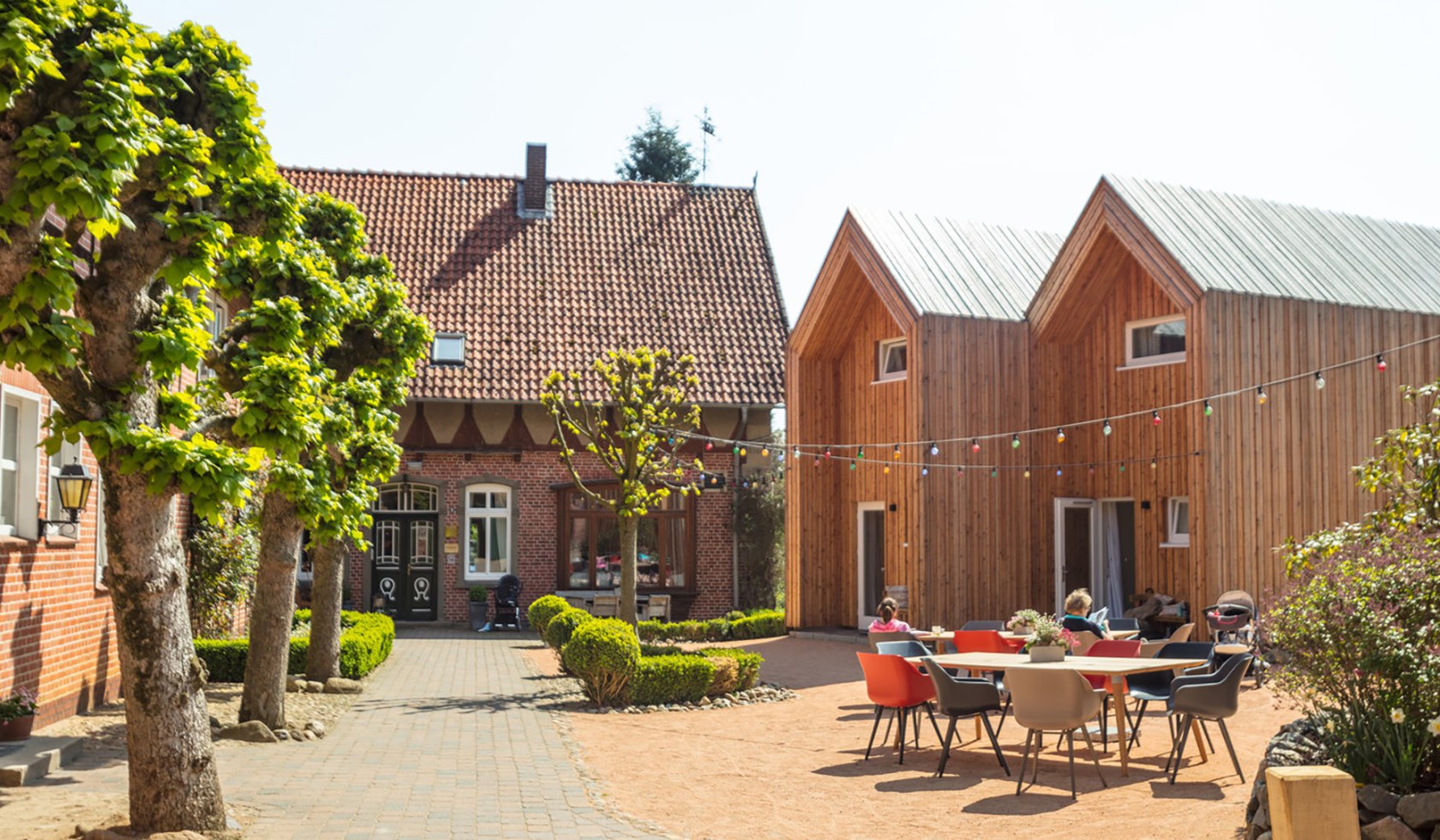 LandhotelAverbeck_voortuin-cabins-boerderij, © Landhaus Averbeck