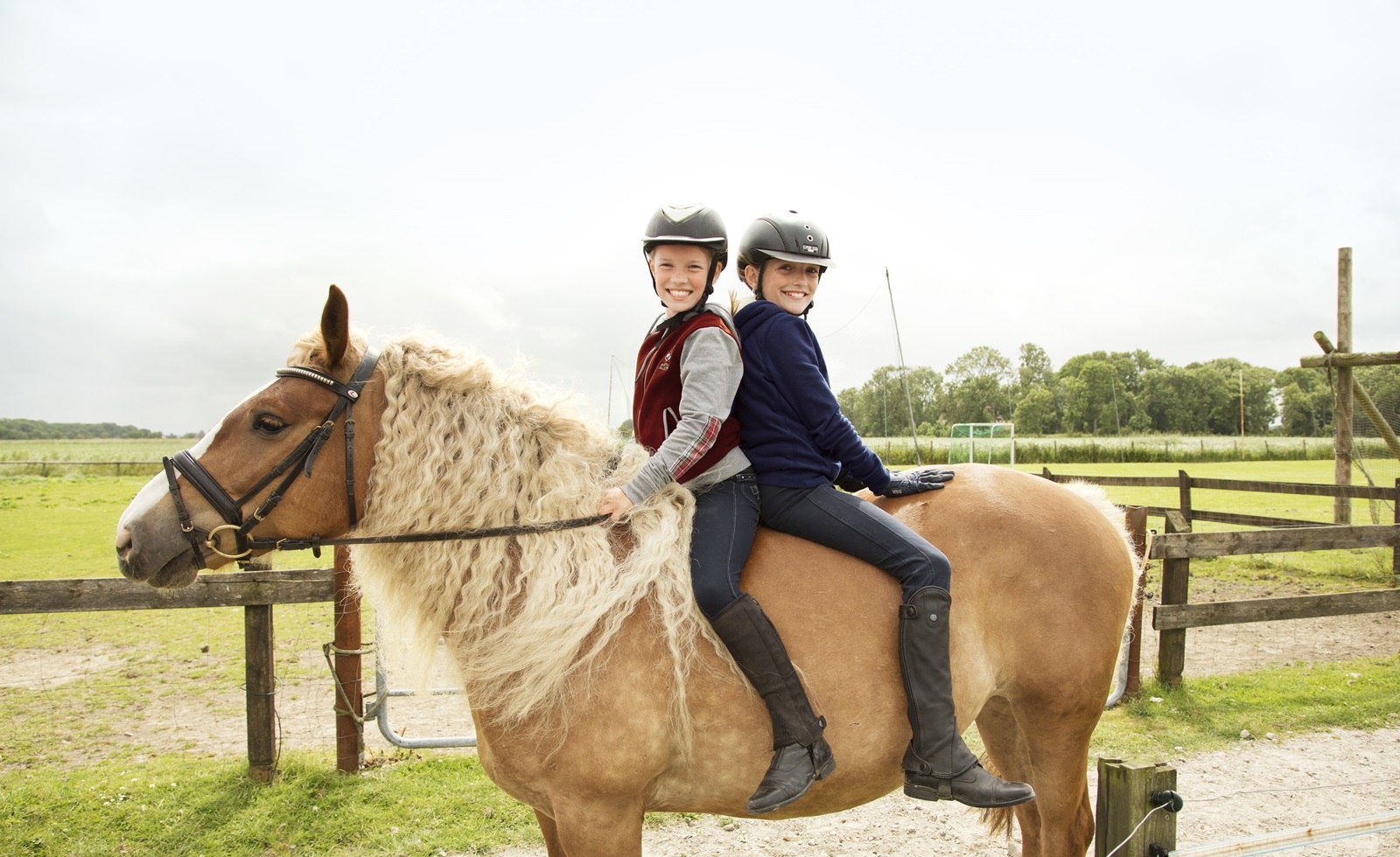 Twee kinderen op één paard, © Familotel Frieslandstern