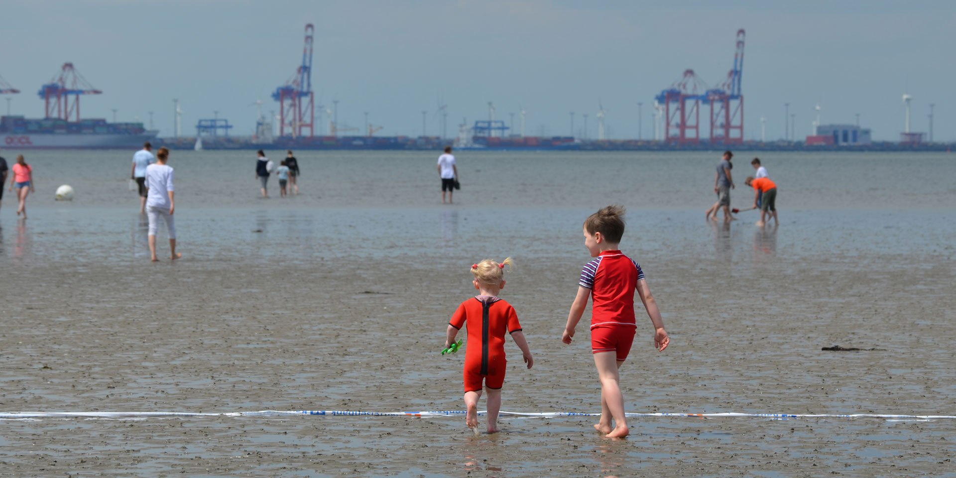 Twee kinderen lopen door het wad., © Elischeba Wilde