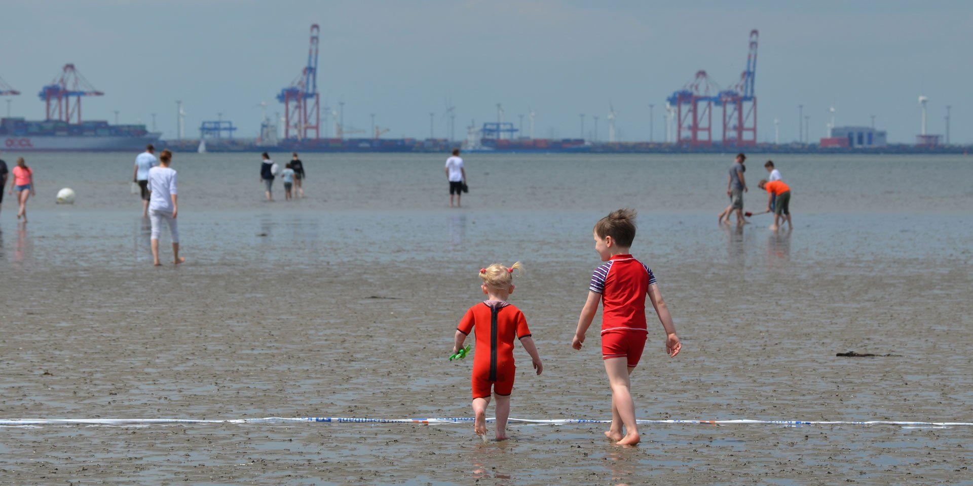 Twee kinderen lopen door het wad., © Elischeba Wilde Twee kinderen lopen door het wad., © Elischeba Wilde