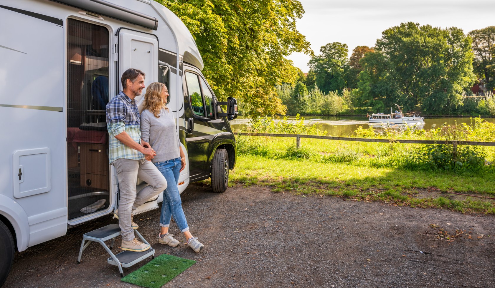 Echtpaar kijkt uit een camper op de rivier de Weser, © TMN/Markus Tiemann